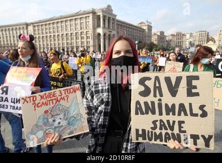 Ein Aktivist, der während der Demonstration Tierrechtsaushänge hält.auf dem Unabhängigkeitsplatz fordern Tierrechtsaktivisten ein Verbot von Jagd- und Pelzfarmen, Tierversuche, die Verwendung von Tieren in Zirkussen, Kontaktzoos, Delfinarien und auch das Betteln mit Tieren. Der Protest markierte den Welttiertag, einen internationalen Aktionstag für Tierrechte und Tierschutz, der jährlich am 4. Oktober begangen wird. Stockfoto