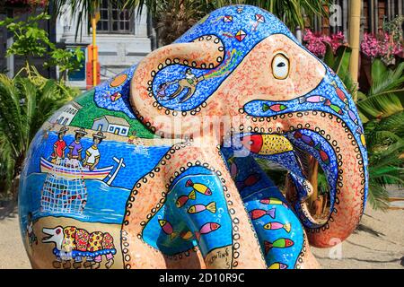 Wunderschön handbemalte asiatische Baby Elefant Statue, Teil der Elephant Parade in Mons (Hennegau), Belgien Stockfoto