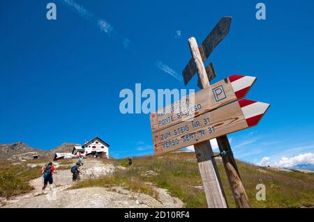 Holzweg Zeichen und Nino Corsi Berghütte (mt. 2264) im Hintergrund Martelltal, Bozen, Trentino-Südtirol, Italien Stockfoto