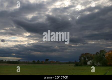 Herbstlicher Regensturm über Ackerland Stockfoto