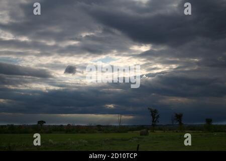 Herbstlicher Regensturm über Ackerland Stockfoto