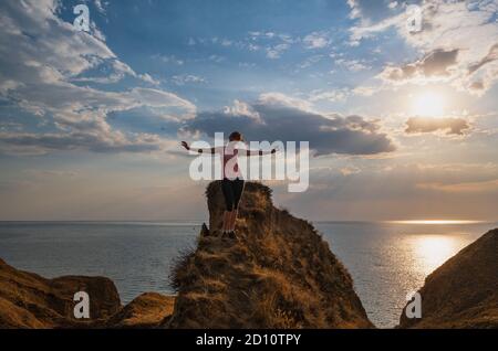 Reisende Frau bewundern Sie die malerische Sonnenuntergangslandschaft der Stanislav Tonberge und Schluchten über Dnipro Flussbucht in der Nähe des Schwarzen Meeres, Ukraine, KH Stockfoto