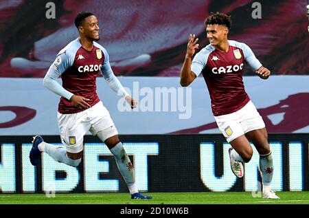 Ollie Watkins von Aston Villa feiert das vierte Tor des Spiels seiner Seite, um seinen Hattrick während des Premier League-Spiels in Villa Park, Birmingham, abzuschließen. Stockfoto