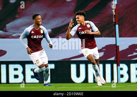 Ollie Watkins von Aston Villa feiert das vierte Tor des Spiels seiner Seite, um seinen Hattrick während des Premier League-Spiels in Villa Park, Birmingham, abzuschließen. Stockfoto