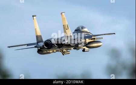 Der F-15E Eagle Jet führt einen Rundflug/verpassten Anflug am RAF durch Lakenheath Stockfoto