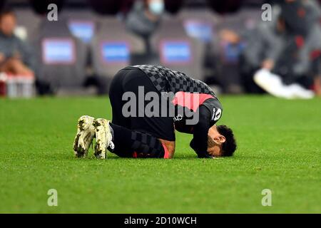 Mohamed Salah aus Liverpool feiert das erste Tor seiner Spielseite während des Premier League-Spiels in Villa Park, Birmingham. Stockfoto