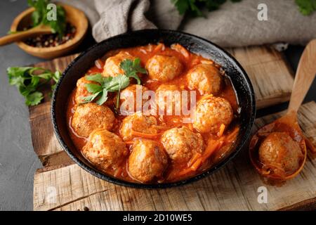 Fleischbällchen in einer Pfanne in süß-saurer Tomatensauce Stockfoto