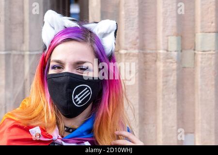 Warschau, Polen. Okt. 2020. LGBT-Gemeinschaft protestiert vor dem Ministerium für Volksbildung über die Ernennung von Minister Czarnek, der in seinen Reden öffentlich LGBT-Menschen verurteilt, sie mit den Nazis vergleicht und sie als Ideologie bezeichnet. Darüber hinaus hält er sie für Menschen, die das Grundgefüge der Gesellschaft zerstören. Kredit: Grzegorz Banaszak/ZUMA Wire/Alamy Live Nachrichten Stockfoto