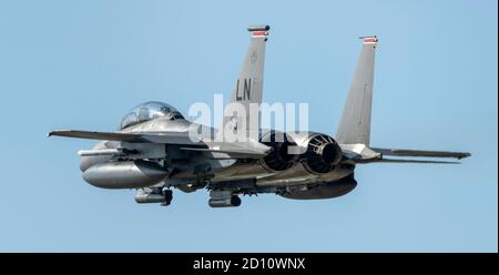 Der F-15E Eagle Jet führt einen Rundflug/verpassten Anflug am RAF durch Lakenheath Stockfoto