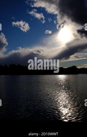 Atemberaubende (biblische, wie ich gerne sage) Wolkenlandschaft über Dow's Lake nach einigen schweren Gewittern, Ottawa, Ontario, Kanada. Stockfoto