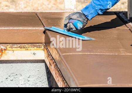 Bauarbeiter mit Kelle auf nassen Zement bilden die Bewältigung Um neue Pool. Stockfoto
