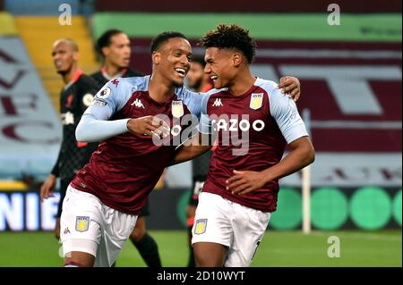 Ollie Watkins von Aston Villa feiert das vierte Tor des Spiels seiner Seite, um seinen Hattrick während des Premier League-Spiels in Villa Park, Birmingham, abzuschließen. Stockfoto