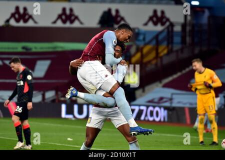 Ollie Watkins von Aston Villa feiert das vierte Tor des Spiels seiner Seite, um seinen Hattrick während des Premier League-Spiels in Villa Park, Birmingham, abzuschließen. Stockfoto