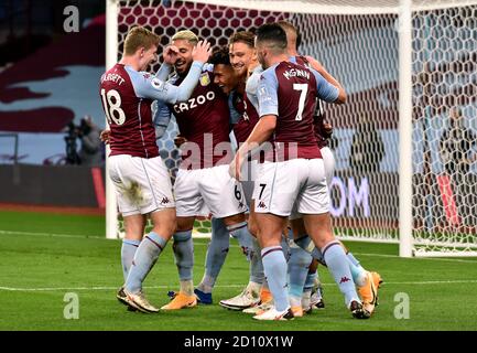 Ollie Watkins von Aston Villa feiert das vierte Tor des Spiels seiner Seite, um seinen Hattrick während des Premier League-Spiels in Villa Park, Birmingham, abzuschließen. Stockfoto