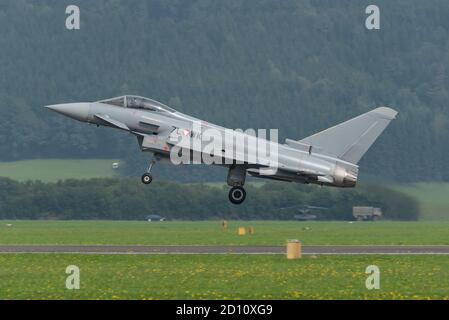 ZELTWEG, STEIERMARK, ÖSTERREICH - SEPTEMBER 02: Eine der größten Airshows in Europa ist Airpower und wird von Red Bull und der Österreichischen Armee in Zeltwe organisiert Stockfoto