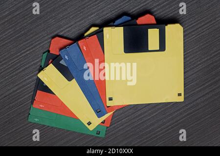 Retro bunte Disketten Stapel auf Holztisch Stockfoto