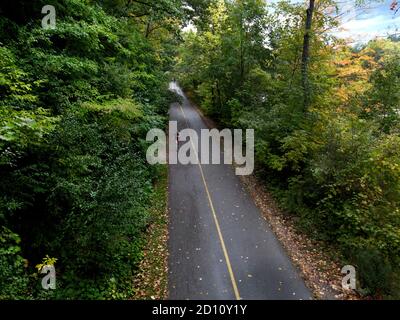 1. Oktober 2020, Springbank Park in London, Ontario, Kanada. Aerial wenn der Radweg und ein Läufer vorbei. Luke Durda/Alamy Stockfoto