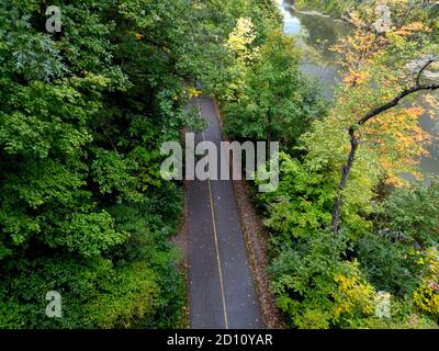 1. Oktober 2020, Springbank Park in London, Ontario, Kanada. Antenne, wenn der Radweg. Luke Durda/Alamy Stockfoto