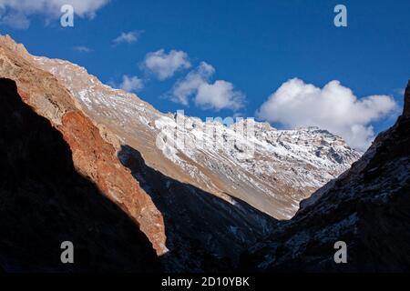 Höhengipfeln und sein Schatten in einer kalten Sonne Tag im Himalaya in Ladakh Stockfoto