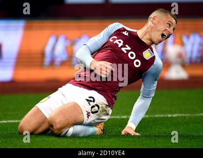 Ross Barkley von Aston Villa feiert das fünfte Tor seines Spielers während des Premier League-Spiels in Villa Park, Birmingham. Stockfoto