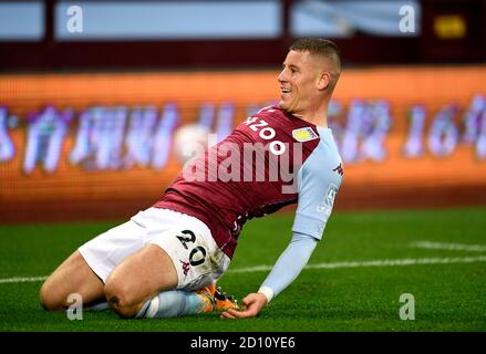 Ross Barkley von Aston Villa feiert das fünfte Tor seines Spielers während des Premier League-Spiels in Villa Park, Birmingham. Stockfoto