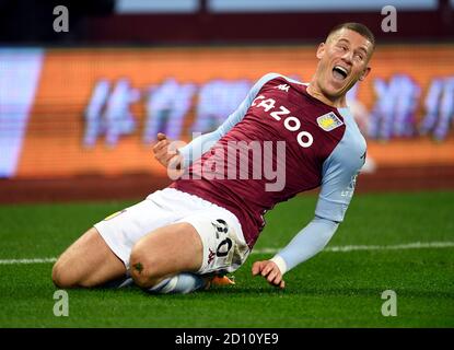 Ross Barkley von Aston Villa feiert das fünfte Tor seines Spielers während des Premier League-Spiels in Villa Park, Birmingham. Stockfoto