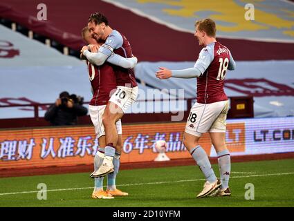 Ross Barkley von Aston Villa feiert das fünfte Tor seines Spielers während des Premier League-Spiels in Villa Park, Birmingham. Stockfoto