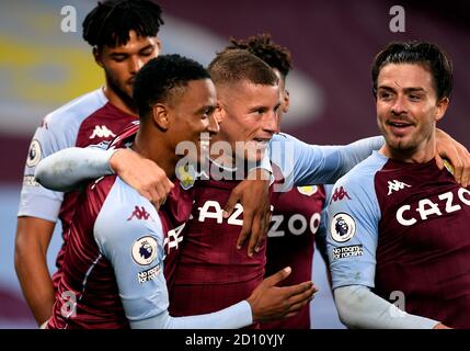 Ross Barkley von Aston Villa feiert das fünfte Tor seines Spielers während des Premier League-Spiels in Villa Park, Birmingham. Stockfoto