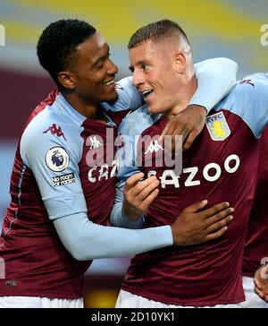 Ross Barkley von Aston Villa feiert das fünfte Tor seines Spielers während des Premier League-Spiels in Villa Park, Birmingham. Stockfoto