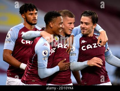 Ross Barkley von Aston Villa feiert das fünfte Tor seines Spielers während des Premier League-Spiels in Villa Park, Birmingham. Stockfoto