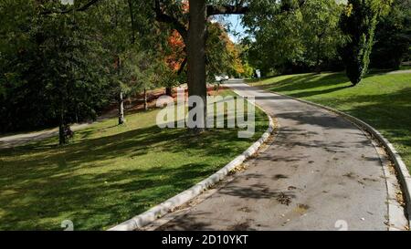 1. Oktober 2020, Springbank Park in London, Ontario, Kanada. Luftaufnahme der Parkstraßen im Herbst. Luke Durda/Alamy Stockfoto