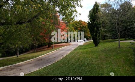 1. Oktober 2020, Springbank Park in London, Ontario, Kanada. Luftaufnahme der Parkstraßen im Herbst. Luke Durda/Alamy Stockfoto