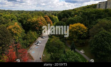 1. Oktober 2020, Springbank Park in London, Ontario, Kanada. Luftaufnahme der Parkstraßen im Herbst. Luke Durda/Alamy Stockfoto