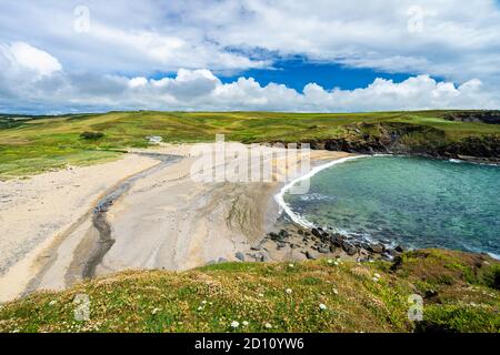 Blick auf Gunwalloe Church Cove Beach Cornwall England GB Europa Stockfoto