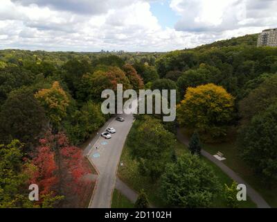 1. Oktober 2020, Springbank Park in London, Ontario, Kanada. Luftaufnahme der Parkstraßen im Herbst. Luke Durda/Alamy Stockfoto