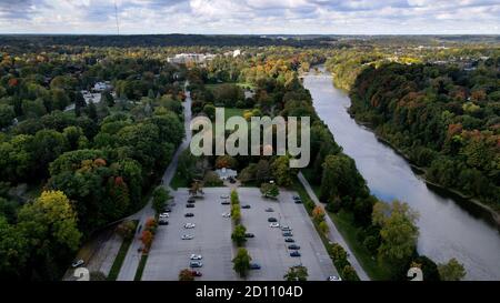 1. Oktober 2020, Springbank Park in London, Ontario, Kanada. Luftaufnahme mit Blick nach Westen Twards Byron. Luke Durda/Alamy Stockfoto