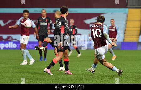 Jack Grealish von Aston Villa erzielt im Premier League-Spiel in Villa Park, Birmingham, das sechste Tor seines Spielers. Stockfoto