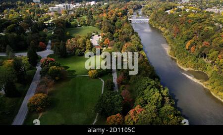 1. Oktober 2020, Springbank Park in London, Ontario, Kanada. Luftaufnahme mit Blick nach Westen Twards Byron. Luke Durda/Alamy Stockfoto