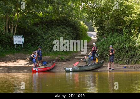 Symonds, Yat, England - September 2020: Menschen, die ein Kanu paddeln lernen, bevor sie zum Fluss Wye in Symonds Yat fahren. Stockfoto