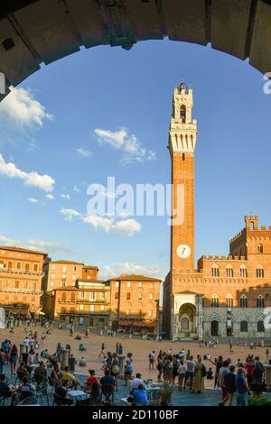 Piazza del Campo, Hauptplatz von Siena, wo der berühmte Palio stattfindet, mit Palazzo Pubblico Rathaus und Torre del Mangia Turm, Toskana, Italien Stockfoto