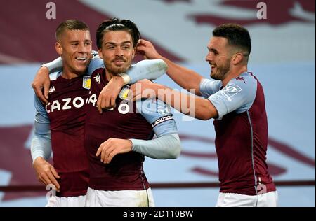 Jack Grealish von Aston Villa feiert das sechste Tor seines Spielers während des Premier League-Spiels in Villa Park, Birmingham. Stockfoto