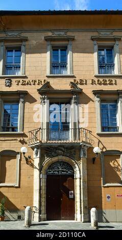 façade des Teatro dei Rozzi, Theater, erbaut von der historischen Accademia dei Rozzi auf der Piazza Indipendenza in der Altstadt von Siena, Toskana, Italien Stockfoto