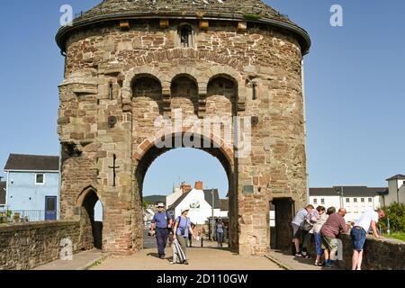 Monmouth, Wales - September 2020: Torturm der Brücke über den Fluss Monnow. Es ist der einzige verbliebene mittelalterliche befestigte Brückenturm in Großbritannien Stockfoto