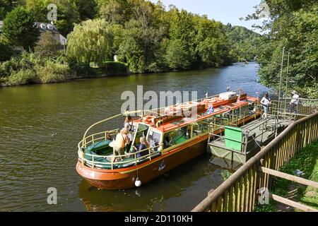 Symonds, Yat, England - September 2020: Menschen steigen aus einem kleinen Sightseeing-Boot nach einer malerischen Kreuzfahrt auf dem Fluss Wye in Symonds Yat. Stockfoto