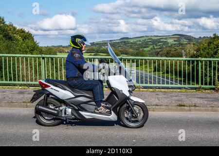 2015 Yamaha White YP 250 RA X-Max ABS PK15VTV; Motorradfahrer; zweirädriger Transport, Motorräder, Fahrzeug, Straßen, Motorräder, Fahrradfahrer fahren in Chorley, Großbritannien Stockfoto