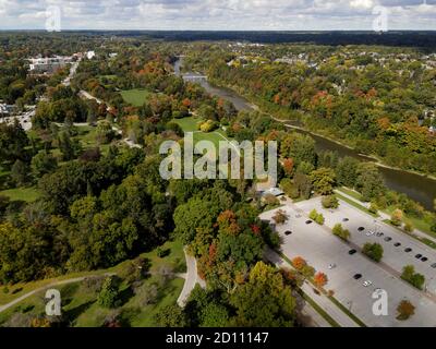 1. Oktober 2020, Springbank Park in London, Ontario, Kanada. Luftaufnahme mit Blick nach Westen Twards Byron. Luke Durda/Alamy Stockfoto