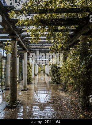 Herbst im Hill Garden und Pergola im Regen in London. Stockfoto