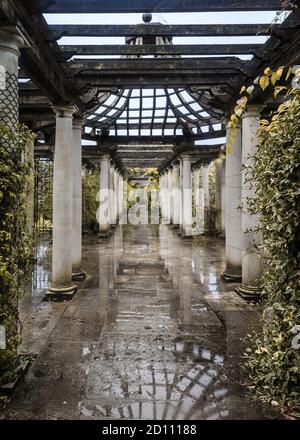 Herbst im Hill Garden und Pergola im Regen in London. Stockfoto