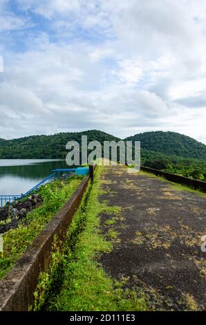Heitere Ansicht des Chapoli Staudammreservoirs während der Monsunsaison in Canacona, Goa, Indien Stockfoto