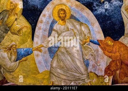 Christus gibt Adam und Eva die Hände und rettet sie vor der Hölle, ein byzantinisches Fresko in der Chora-Kirche in Istanbul, 11. Oktober 2013 Stockfoto